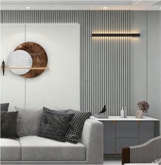Sala com painel de parede ripado cinza e espelho decorativo